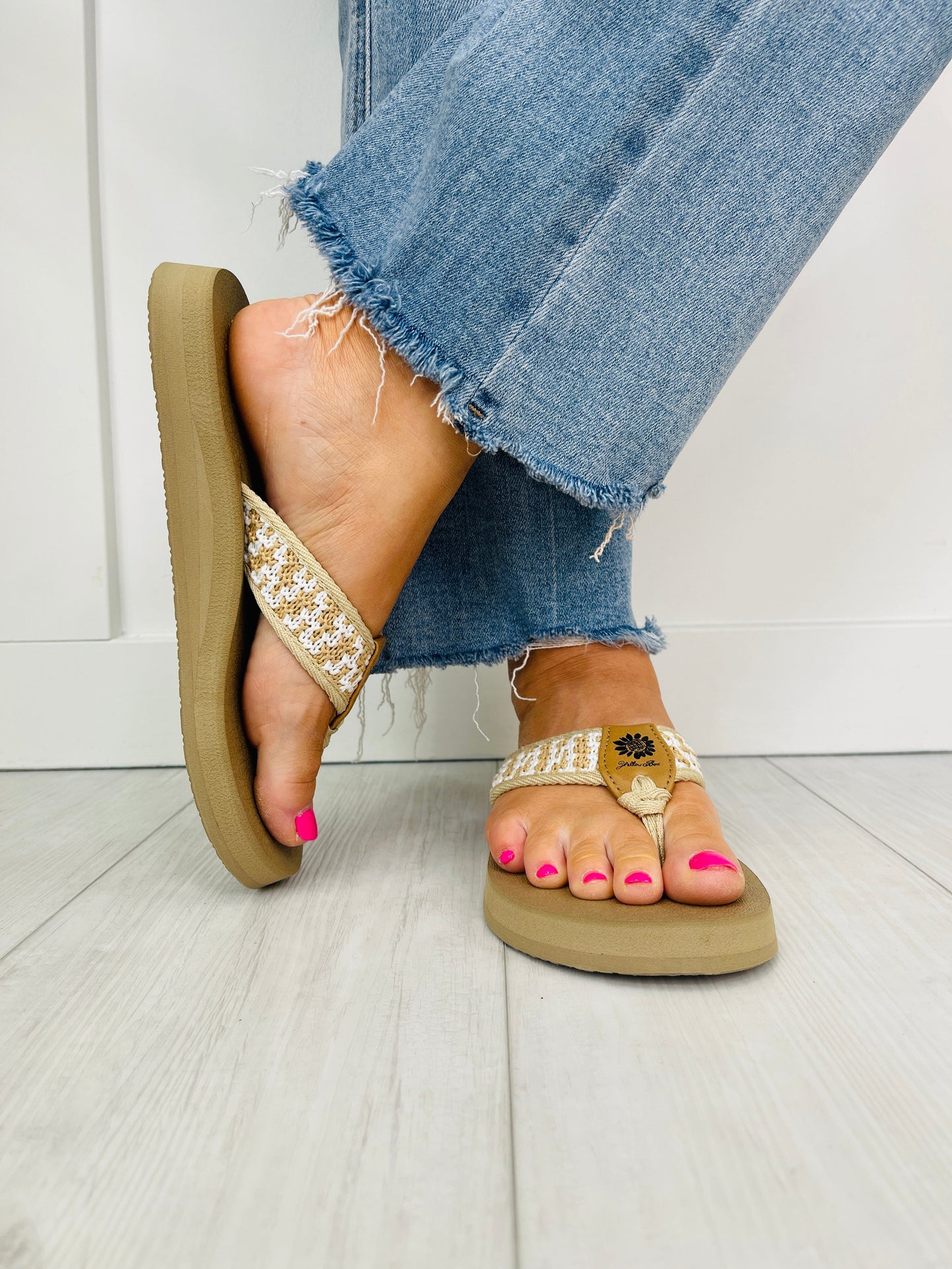 ⁠Playeras- Chanclas de Color Beige